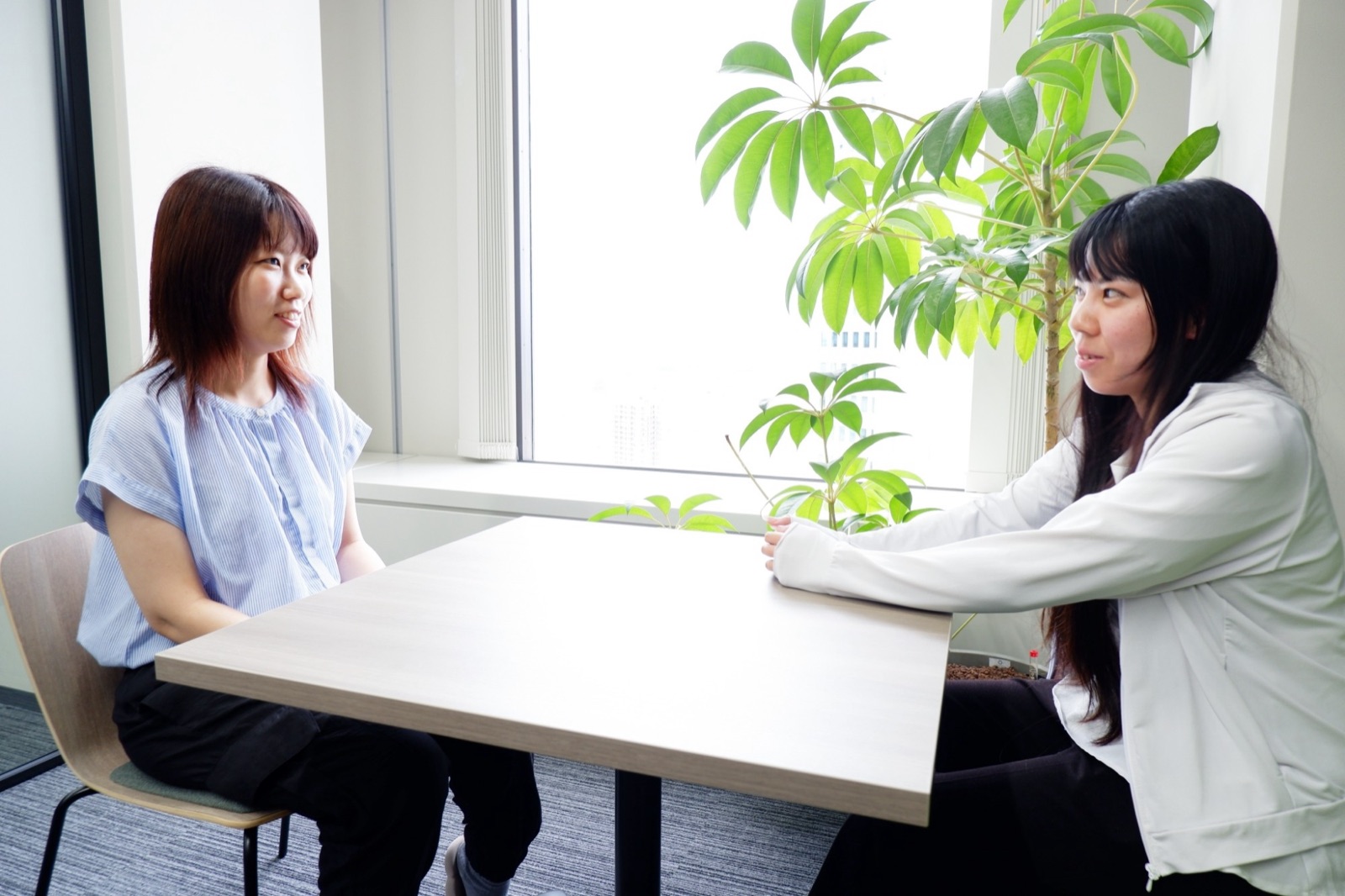 窓際での打ち合わせ
